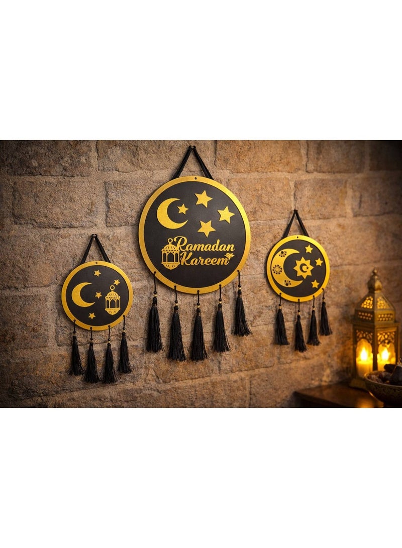 ثلاث قطع من اللافتات الدائرية لتزيين الجدران والأبواب، لافتات ترحيبية خشبية لشهر رمضان، لوحة سوداء وذهبية معلقة على الحائط - Image 1